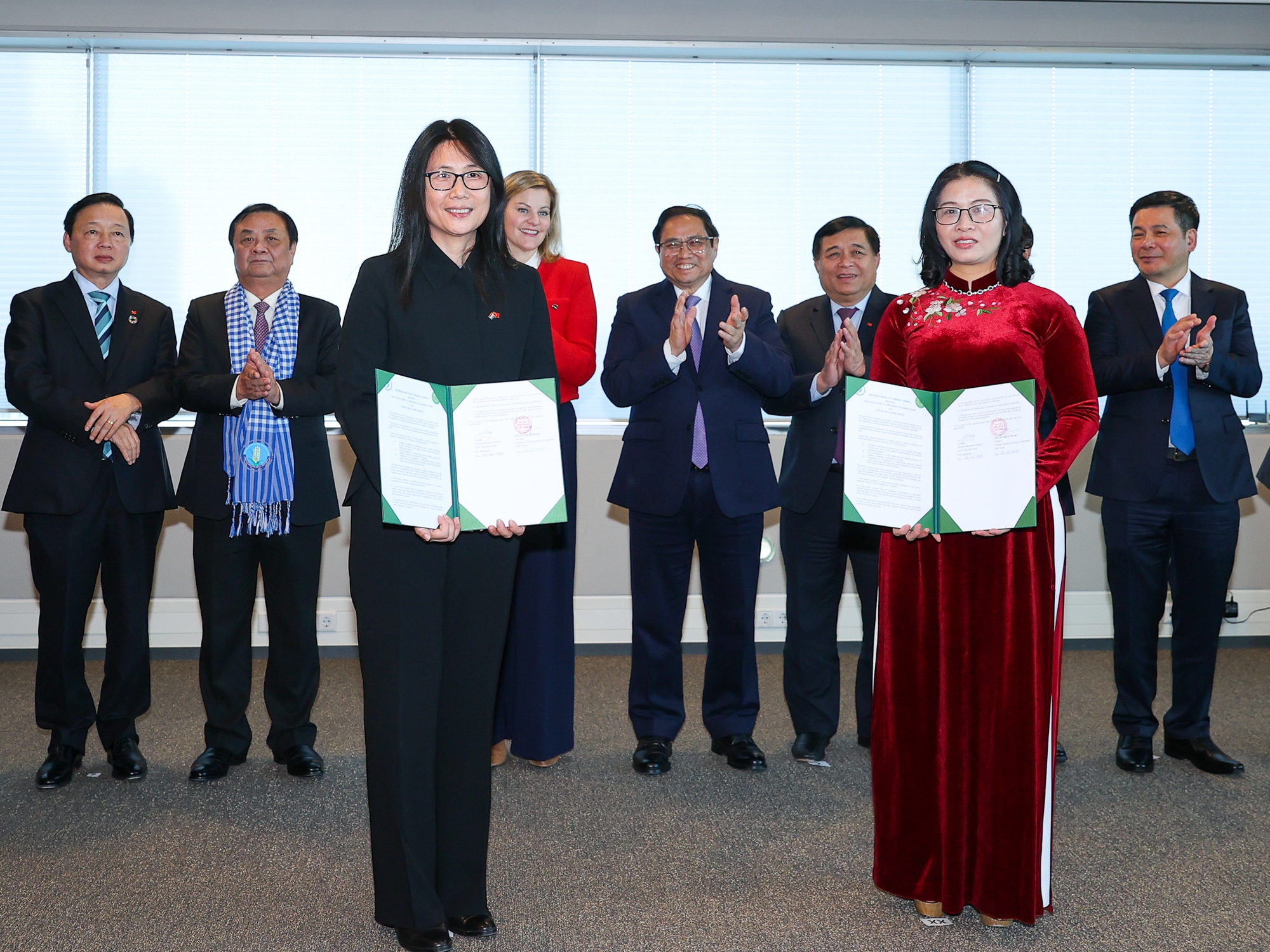 Thủ tướng Phạm Minh Ch&iacute;nh chứng kiến lễ trao Bản ghi nhớ giữa Học viện N&ocirc;ng nghiệp Việt Nam v&agrave; Tập đo&agrave;n Gi&aacute;o dục Lentiz - Ảnh: VGP