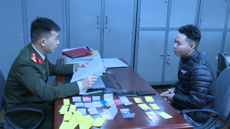 Ảnh đối tượng Linh cùng tang vật tại cơ quan Công an. Ảnh: Công an tỉnh Hải Dương.