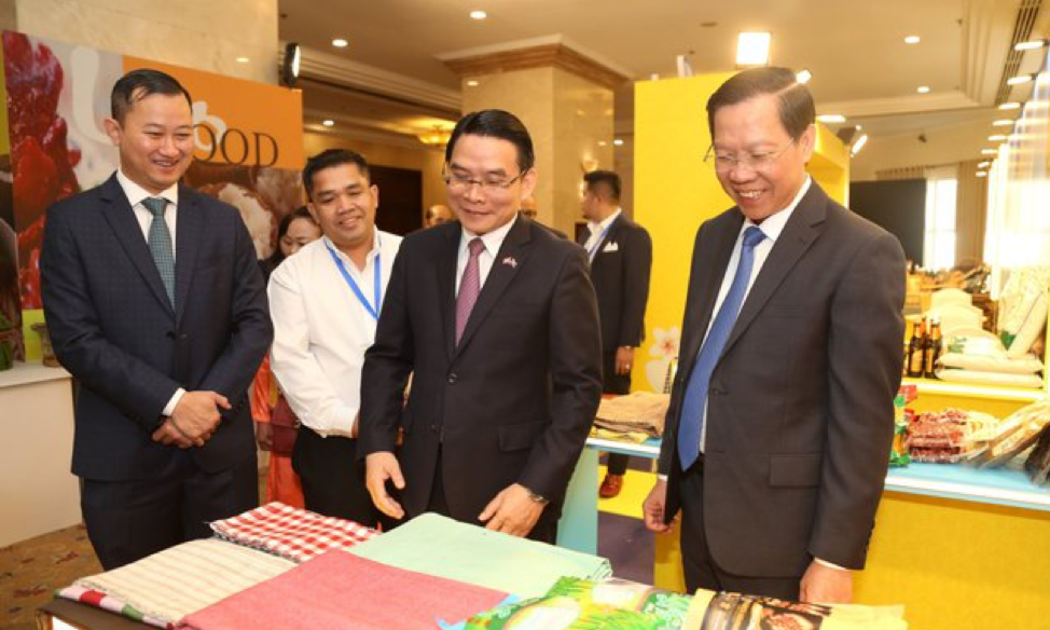 Chủ tịch UBND TPHCM Phan Văn Mãi cùng các đại biểu tham quan các gian hàng tại triển lãm trong khuôn khổ diễn đàn Thương mại và Đầu tư Việt Nam-Lào.