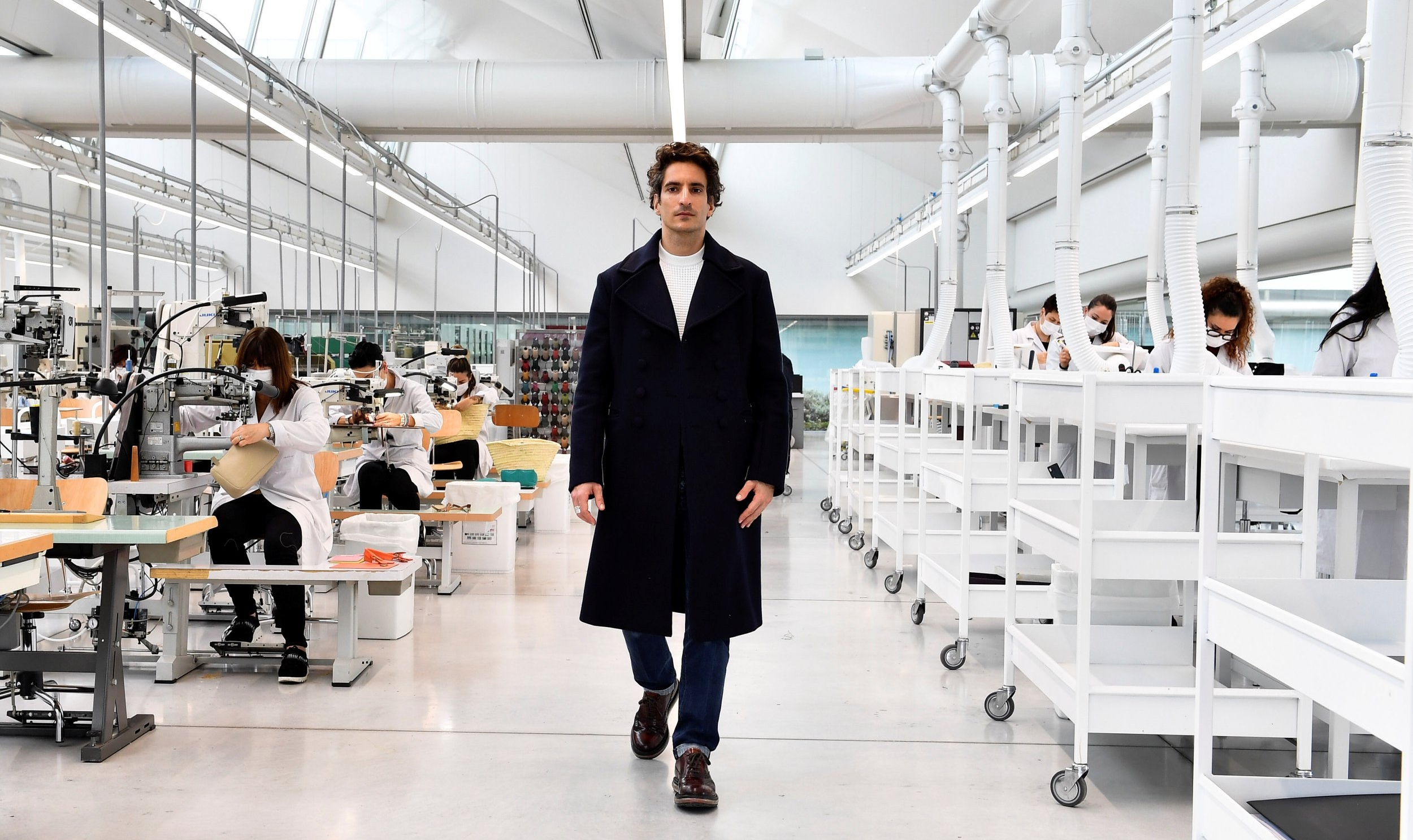 Nếu&nbsp;Lorenzo Bertelli thừa kế, tập đo&agrave;n Prada sẽ trở th&agrave;nh g&atilde; khổng lồ h&agrave;ng xa xỉ đầu ti&ecirc;n được kiểm so&aacute;t bởi nh&agrave; l&atilde;nh đạo trẻ sinh sau những năm 80.