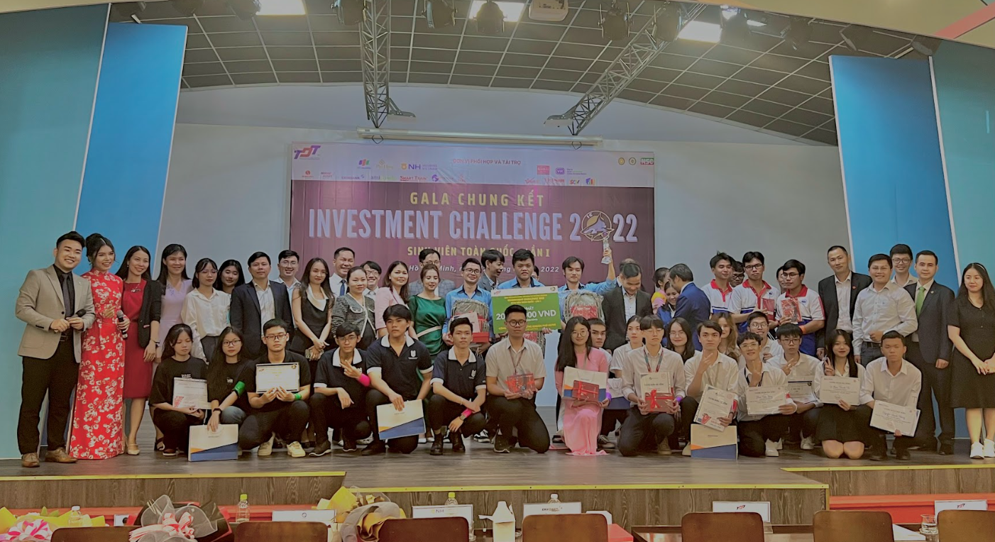 Các đội đạt giải cuộc thi gala Chung kết cuộc thi “Investment Challenge - TDTU 2022”. 