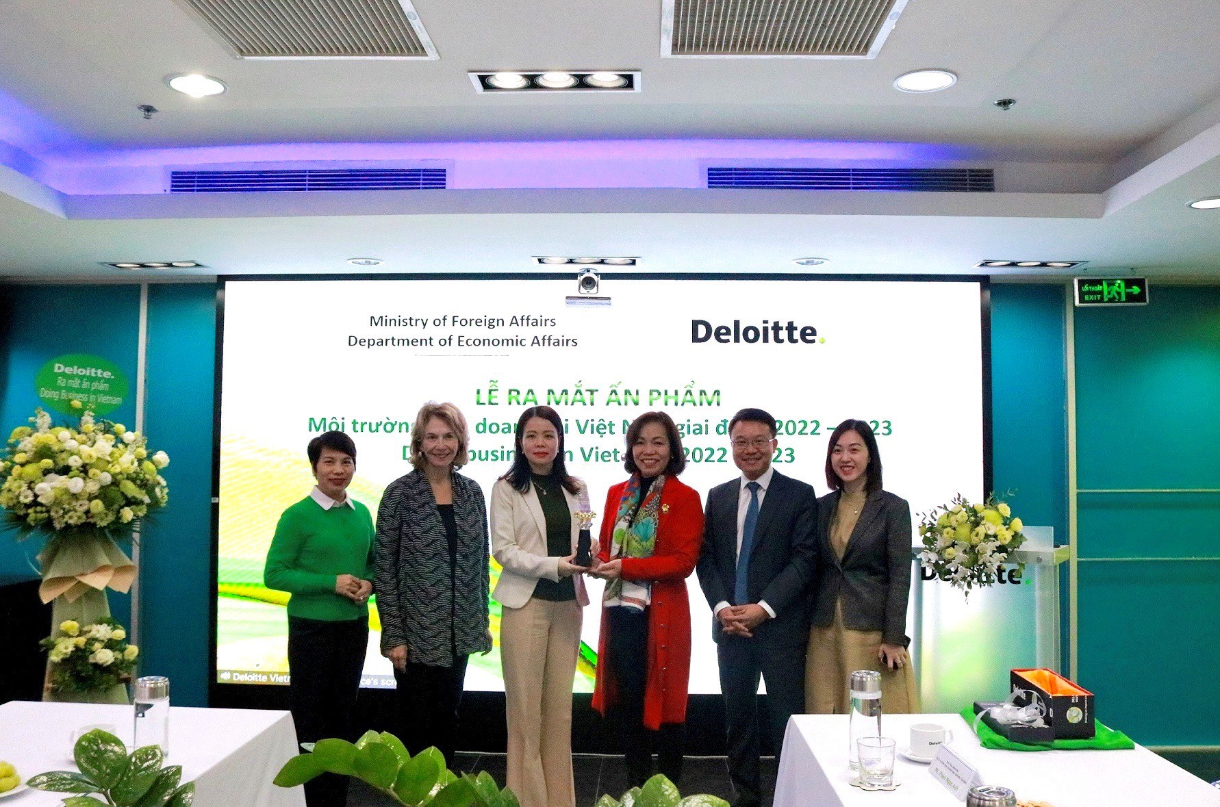 Đại diện Bộ Ngoại giao, Deloitte v&agrave; c&aacute;c hiệp hội chụp ảnh lưu niệm tại Lễ ra mắt ấn phẩm.