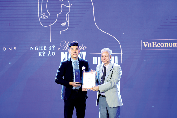 Ông Đào Quang Bính, Tổng Giám đốc, Tổng Thư ký Tạp chí Kinh tế Việt Nam trao kỷ niệm chương 