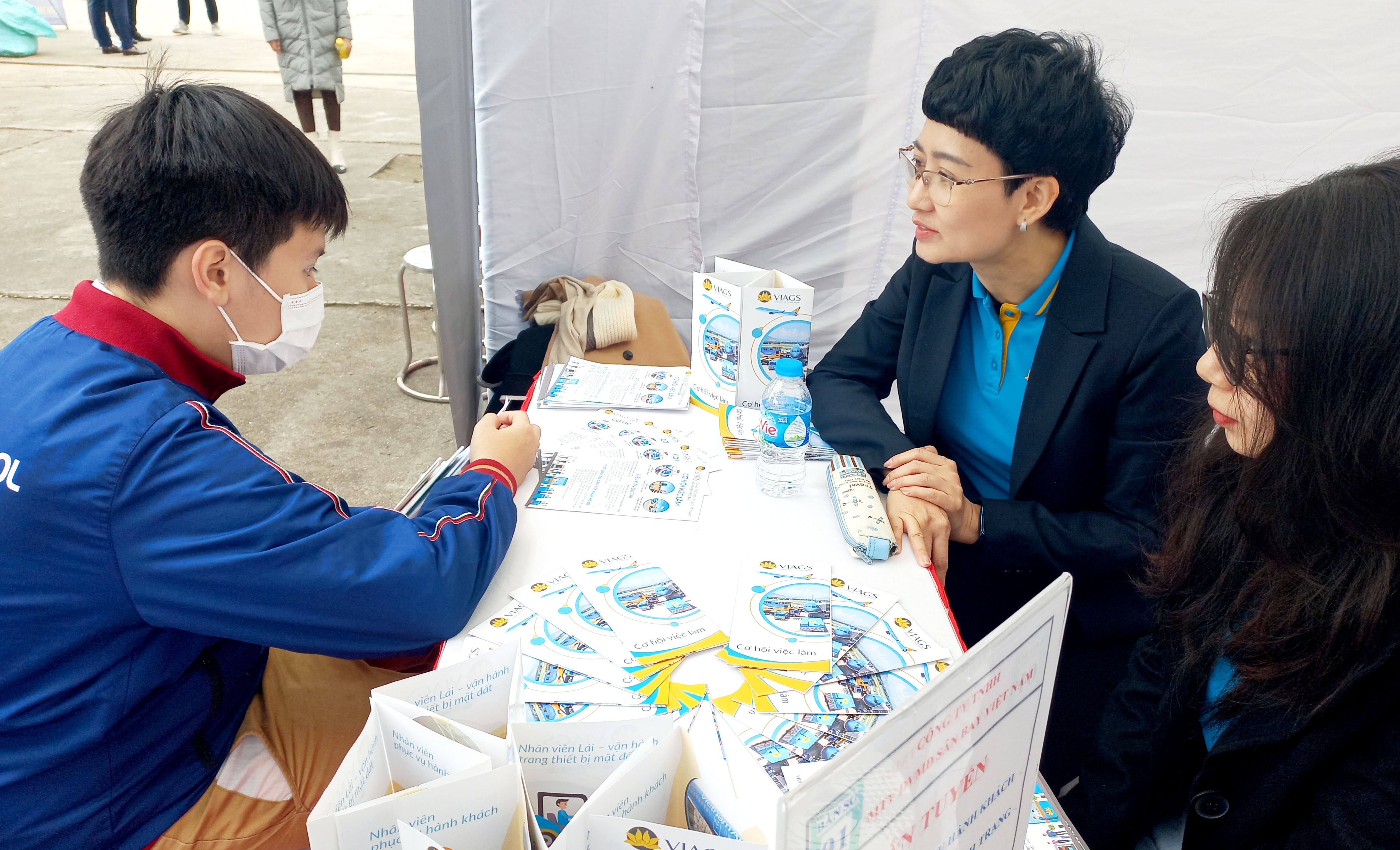 &nbsp;B&agrave; Ho&agrave;ng Thanh H&agrave; (giữa), Chuy&ecirc;n vi&ecirc;n đ&agrave;o tạo tuyển dụng, C&ocirc;ng ty Dịch vụ mặt đất S&acirc;n bay Việt Nam phỏng vấn lao động c&oacute; nhu cầu t&igrave;m việc. Ảnh - Nhật Dương.&nbsp;