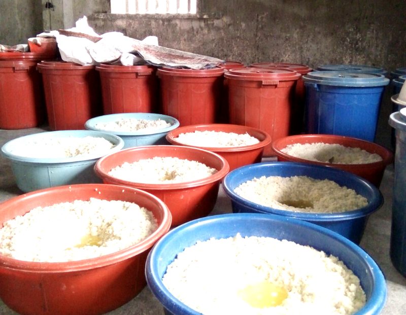 Nguy cơ mất an toàn từ rượu nấu thủ công.