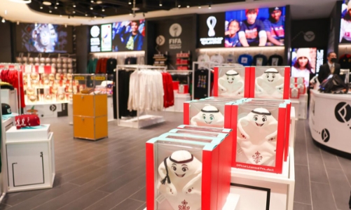 “Ăn theo” World Cup, cửa hàng FIFA chính hãng đắt khách