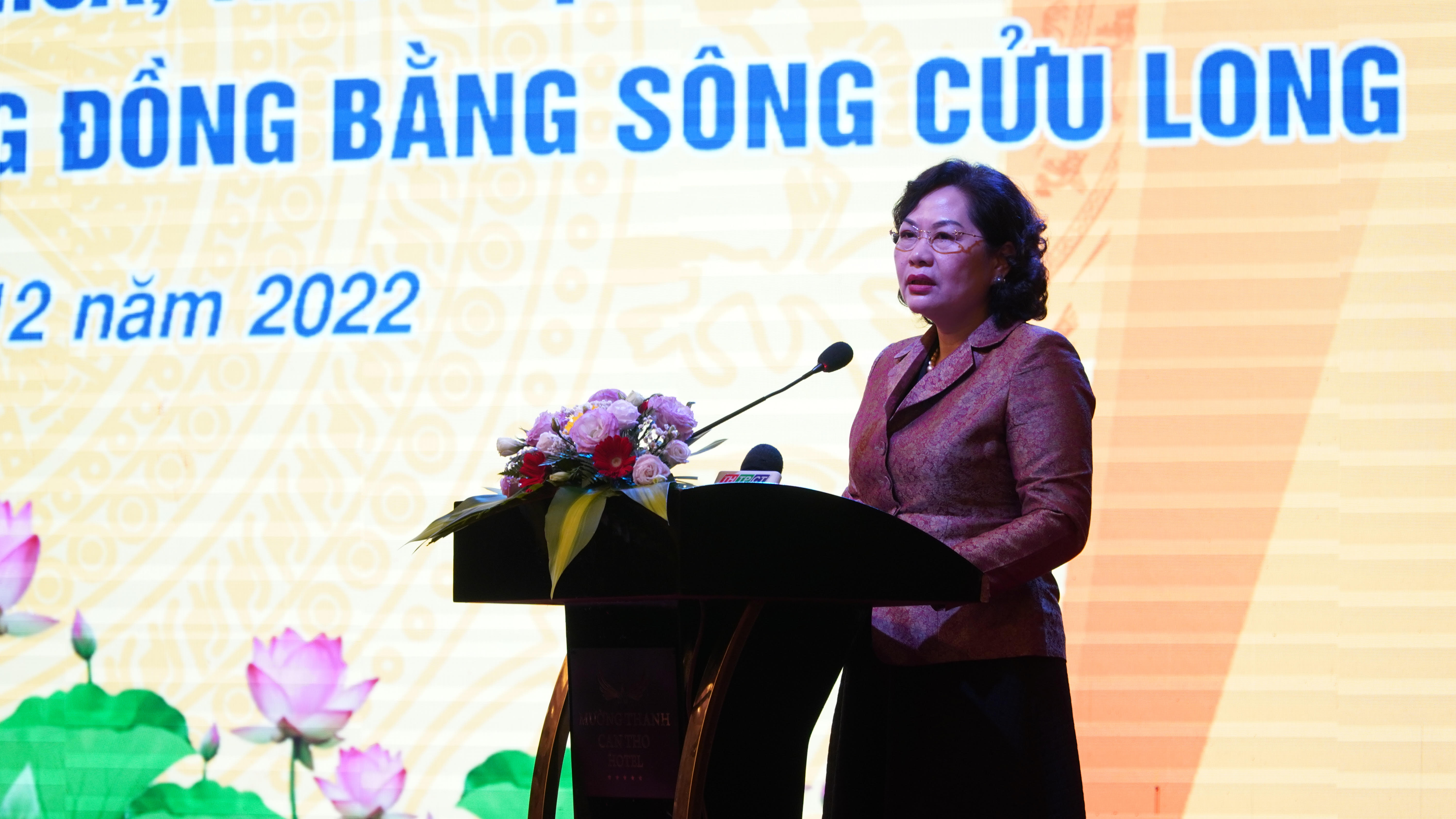Thống đốc Ng&acirc;n h&agrave;ng Nh&agrave; nước Nguyễn Thị Hồng ph&aacute;t biểu tại hội nghị.
