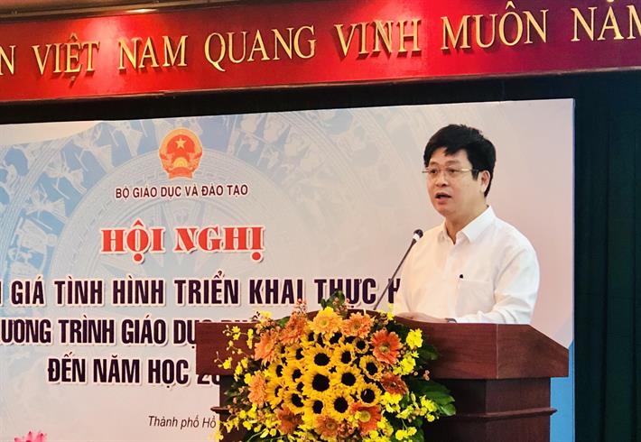 Vụ trưởng Vụ Giáo dục Trung học Nguyễn Xuân Thành báo cáo tại Hội nghị. Ảnh: Bộ Giáo dục Đào tạo.