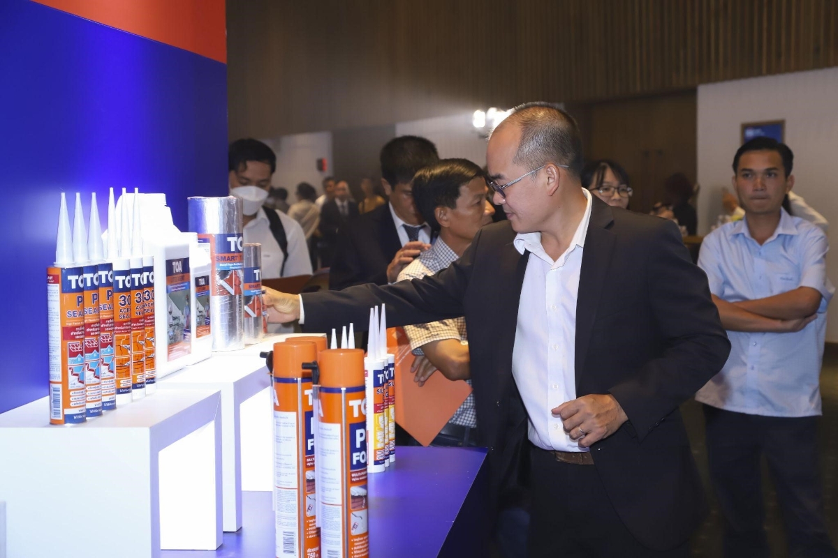 Kh&aacute;ch h&agrave;ng trải nghiệm sản phẩm ho&aacute; chất x&acirc;y dựng tại Hội nghị kh&aacute;ch h&agrave;ng Sơn TOA 2022.