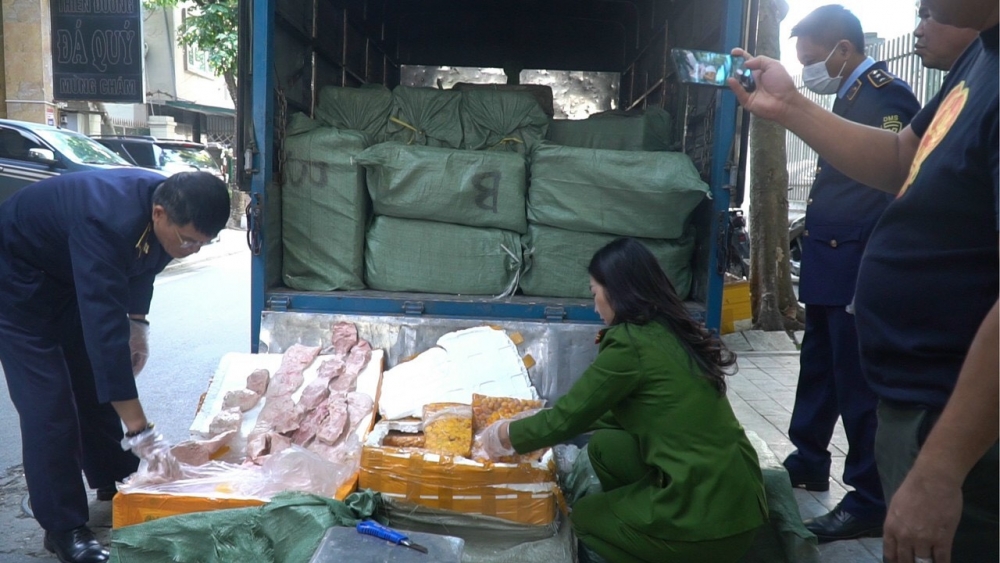 Cơ quan chức năng kiểm tra hàng hóa vi phạm bị phát hiện, bắt giữ
