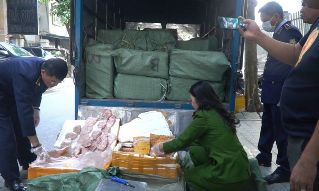Cơ quan chức năng kiểm tra hàng hóa vi phạm bị phát hiện, bắt giữ