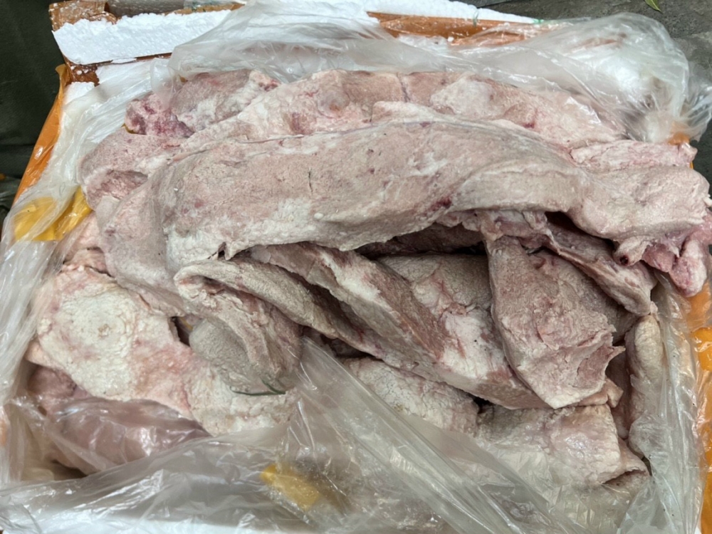 Nầm lợn thối đang được mang đi tiêu thụ 