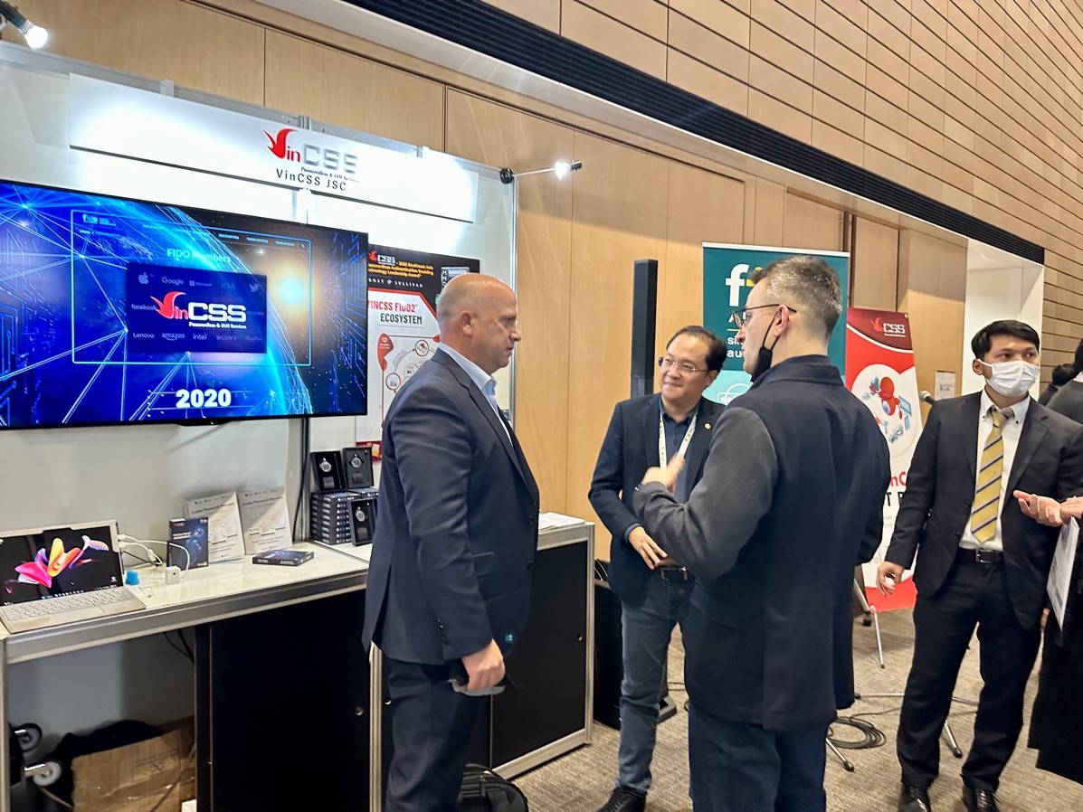 &Ocirc;ng Andrew trao đổi tại khu vực demo của VinCSS.