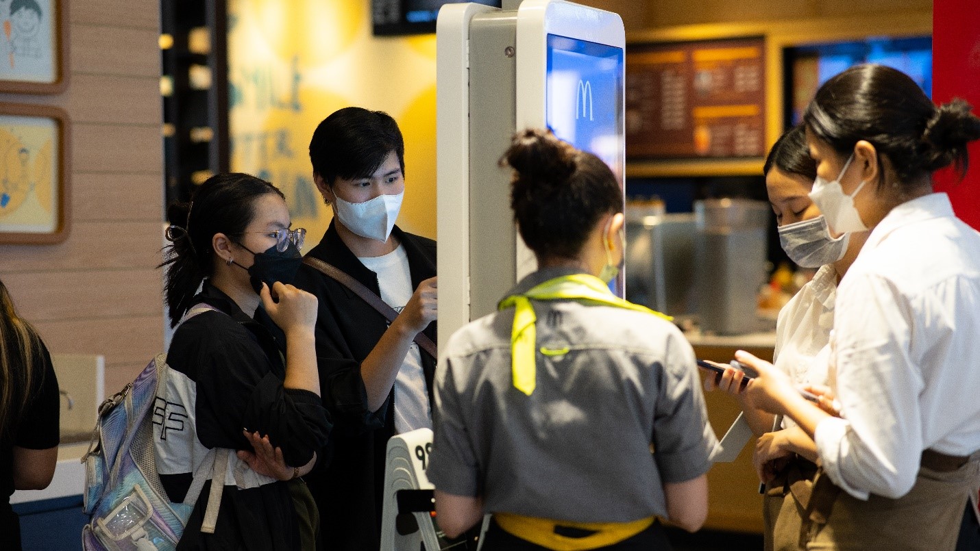 Kh&aacute;ch h&agrave;ng trải nghiệm mua h&agrave;ng qua m&aacute;y gọi m&oacute;n tự động tại cửa h&agrave;ng.