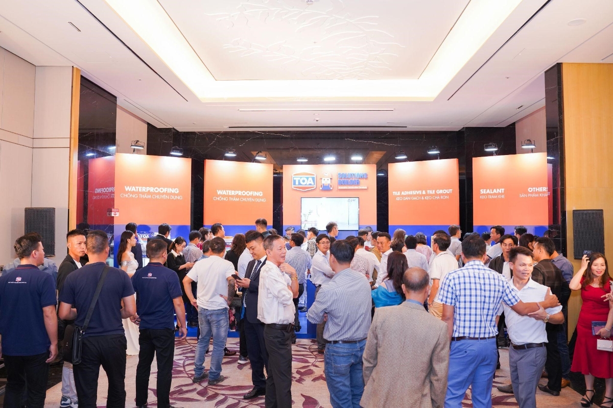 Đông đảo khách hàng đến tham quan góc trưng bày sản phẩm TOA Hoá chất xây dựng tại Hội nghị khách hàng Sơn TOA 2022.