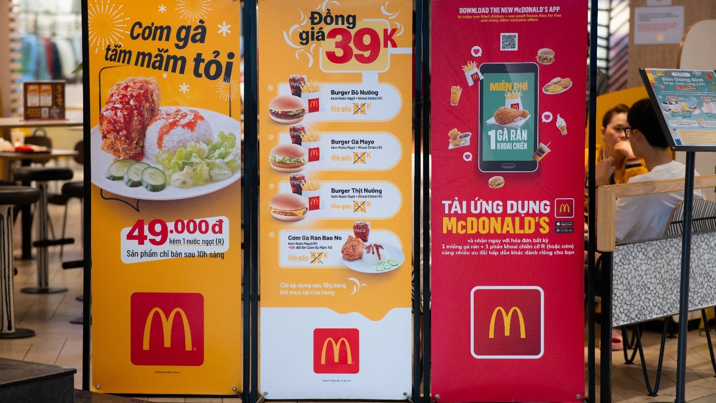 Thực đơn G&agrave; r&aacute;n gi&ograve;n da thấm thịt của McDonald&rsquo;s Việt Nam.