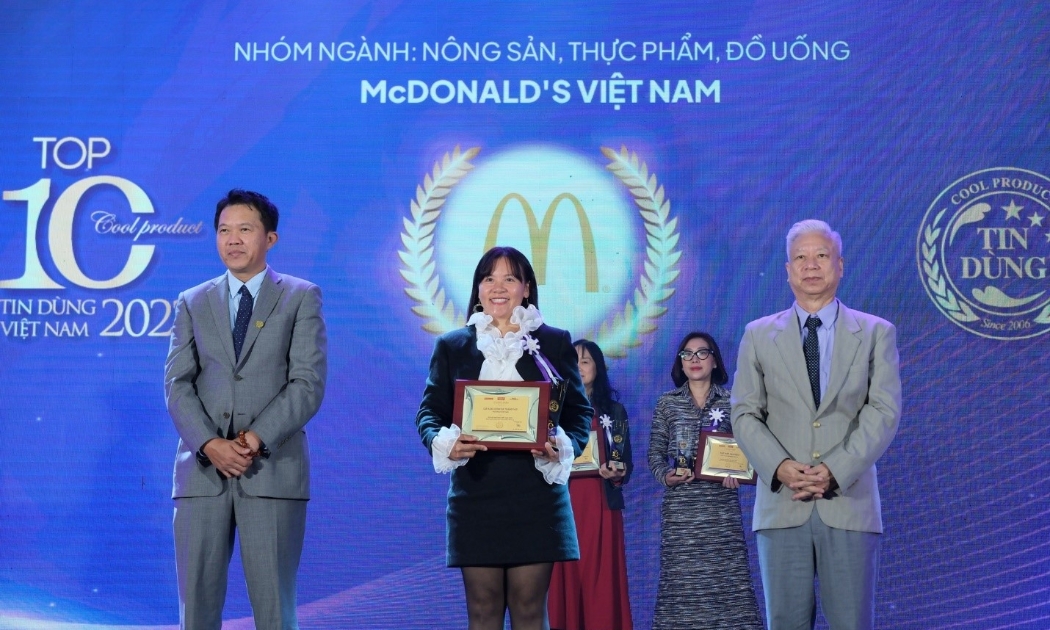 Đại diện McDonald’s Việt Nam (giữa) trong buổi lễ vinh danh Top 100 sản phẩm - dịch vụ Tin Dùng Việt Nam 2022.
