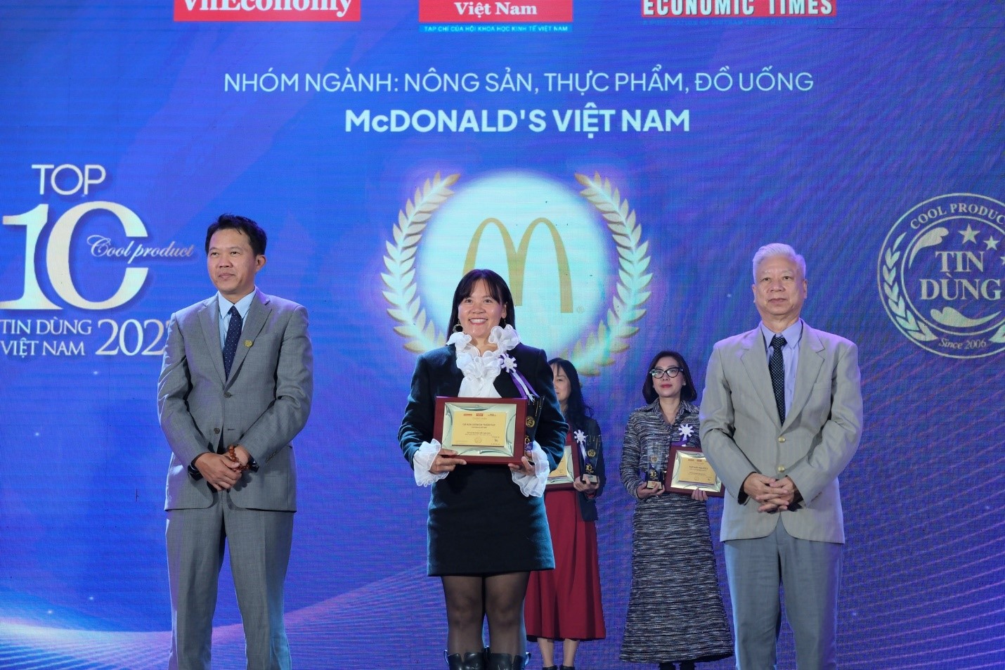 Đại diện McDonald’s Việt Nam (giữa) trong buổi lễ vinh danh Top 100 sản phẩm - dịch vụ Tin Dùng Việt Nam 2022.