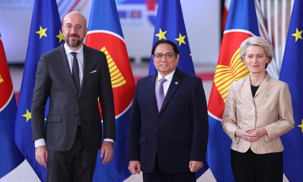 Chủ tịch Hội đồng châu Âu Charles Michel và Chủ tịch Ủy ban châu Âu Ursula Von der Leyen đón Thủ tướng Phạm Minh Chính tham dự Lễ khai mạc Hội nghị Cấp cao kỷ niệm 45 năm quan hệ ASEAN-EU - Ảnh: VGP
