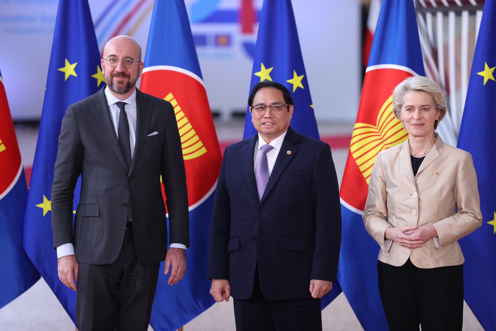 Chủ tịch Hội đồng châu Âu Charles Michel và Chủ tịch Ủy ban châu Âu Ursula Von der Leyen đón Thủ tướng Phạm Minh Chính tham dự Lễ khai mạc Hội nghị Cấp cao kỷ niệm 45 năm quan hệ ASEAN-EU - Ảnh: VGP