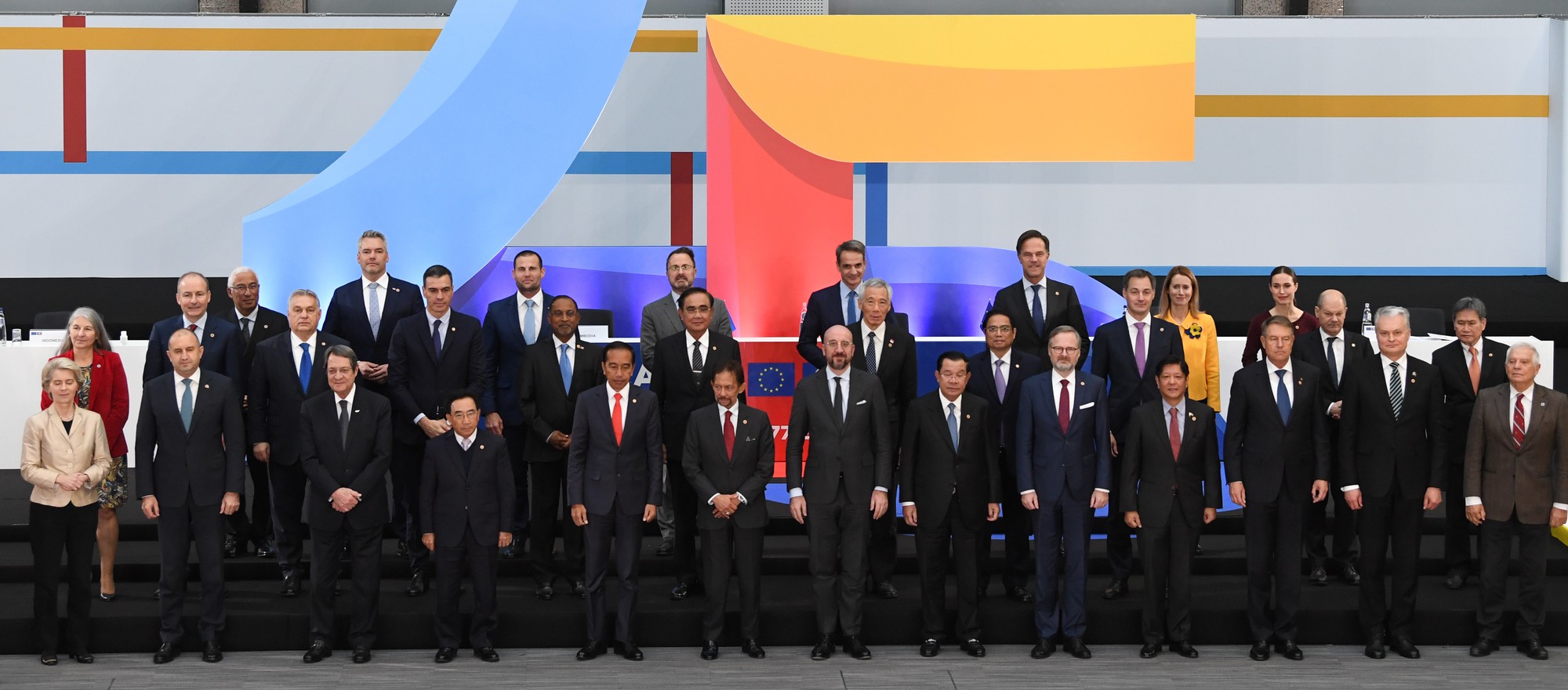 C&aacute;c đại biểu tham dự Hội nghị Cấp cao kỷ niệm 45 năm quan hệ ASEAN-EU chụp ảnh chung - Ảnh: VGP