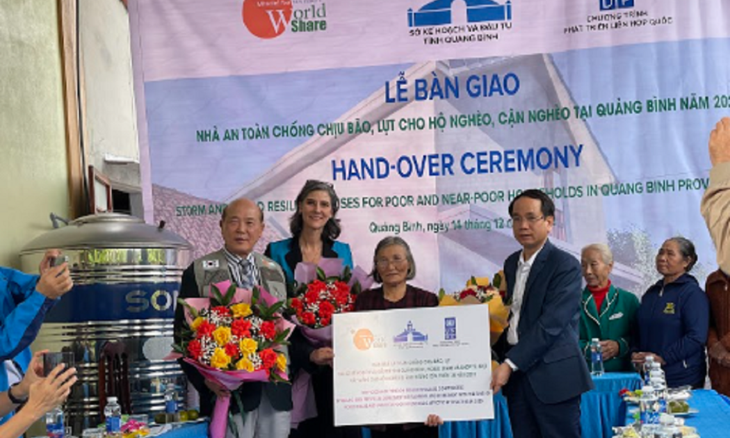 Lễ bàn giao 73 căn nhà an toàn chống bão lũ.