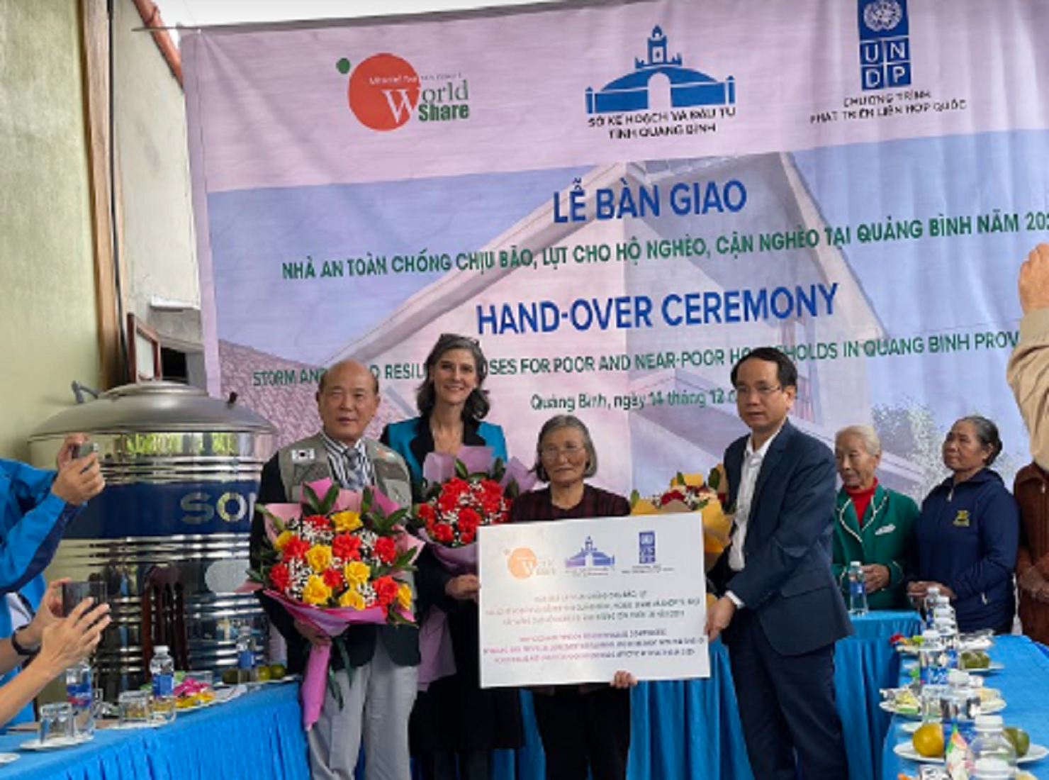 Lễ bàn giao 73 căn nhà an toàn chống bão lũ.