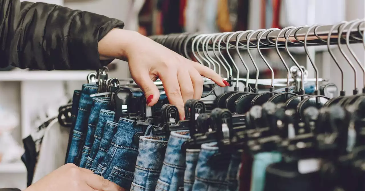 Thời trang b&aacute;n lại đang trở th&agrave;nh xu hướng ti&ecirc;u d&ugrave;ng mới, vừa giảm r&aacute;c thải ra m&ocirc;i trường vừa mang lại doanh thu h&agrave;ng tỷ USD.