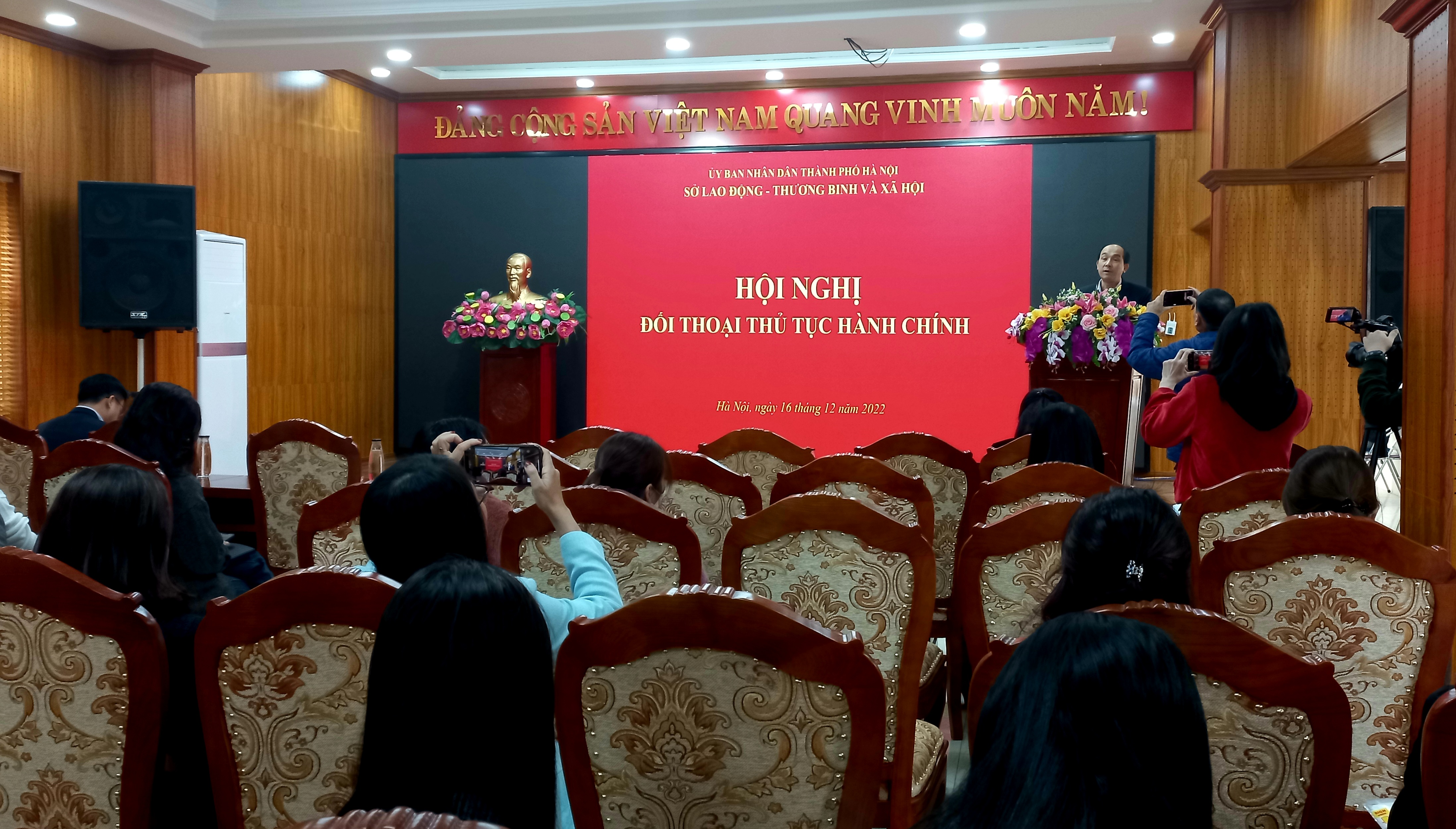 Đông đảo các tổ chức, cá nhân tham dự đối thoại. 