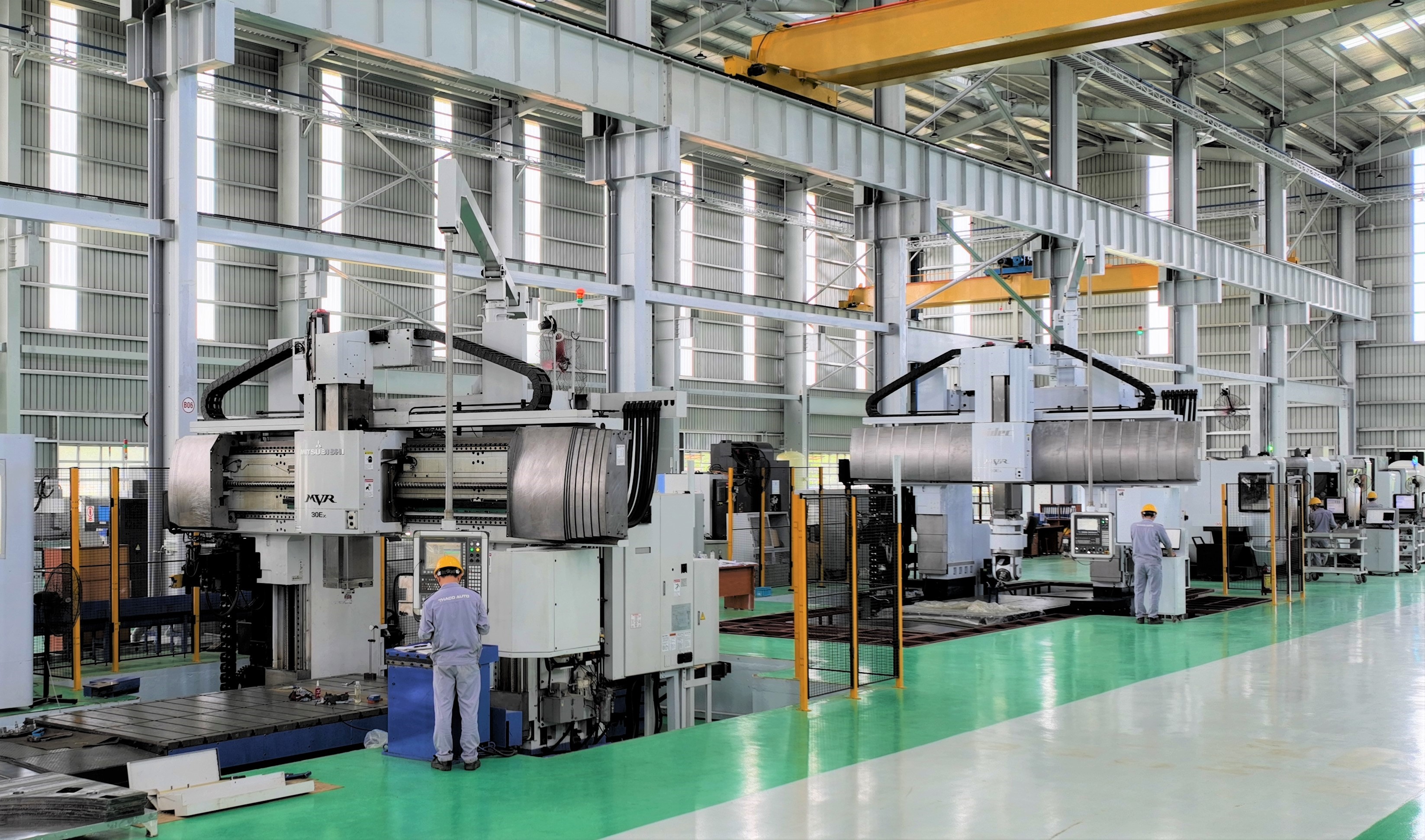 Nh&agrave; m&aacute;y khu&ocirc;n được đầu tư c&aacute;c thiết bị hiện đại từ Đức, Nhật Bản, H&agrave;n Quốc.