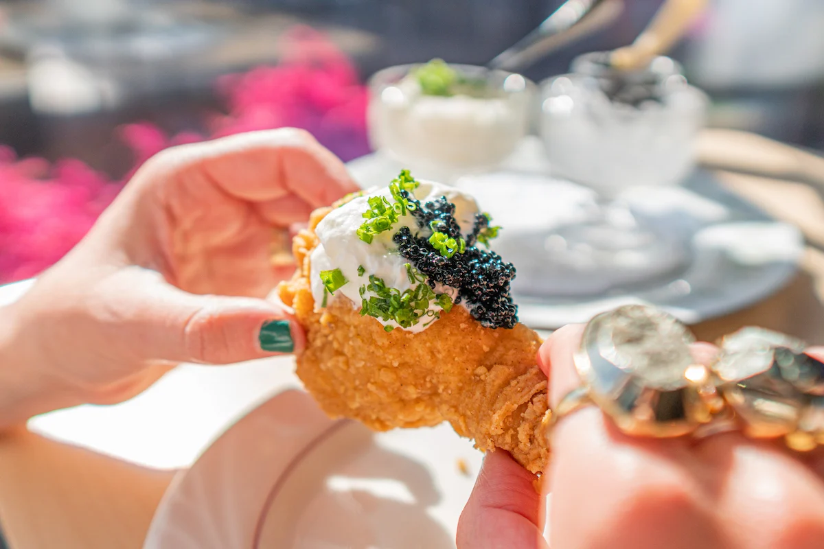 Hiện nay, trứng cá tầm xuất hiện trong khá nhiều món ăn, thậm chí cả ở món ăn nhanh như gà chiên.