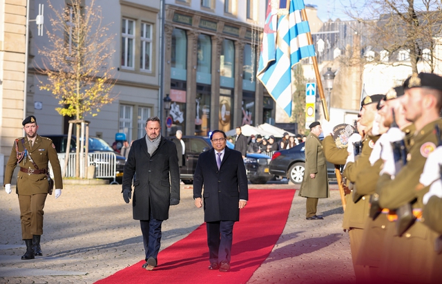 Thủ tướng Đại Công quốc Luxembourg Xavier Bettel chủ trì lễ đón chính thức Thủ tướng Phạm Minh Chính thăm Đại Công quốc Luxembourg sáng 9/12. Đây là chuyến thăm Luxembourg đầu tiên của lãnh đạo cấp cao Việt Nam sau 20 năm - Ảnh: VGP