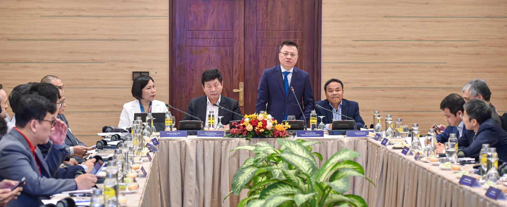 Toàn cảnh Hội nghị bàn tròn do Báo Nhân dân và Ban IV tổ chức.