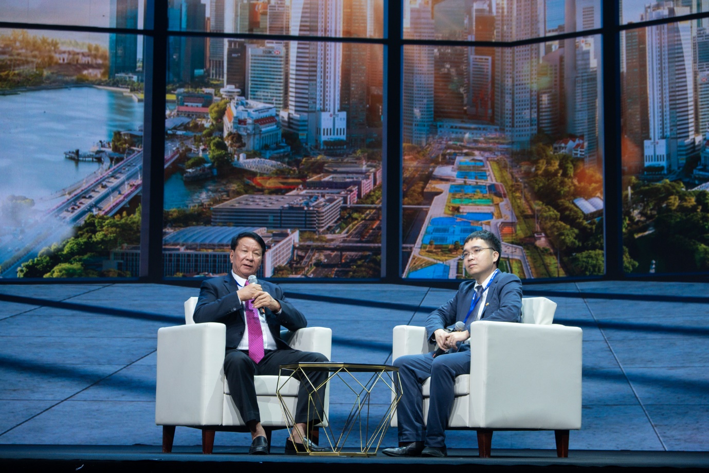 &Ocirc;ng Lương Đăng Khoa, Chủ tịch ki&ecirc;m Tổng Gi&aacute;m đốc Boston Pharma truyền cảm hứng cho doanh nghiệp với c&acirc;u chuyện chuyển đổi số &ldquo;chỉ c&oacute; tiến, kh&ocirc;ng c&oacute; lui&rdquo;.