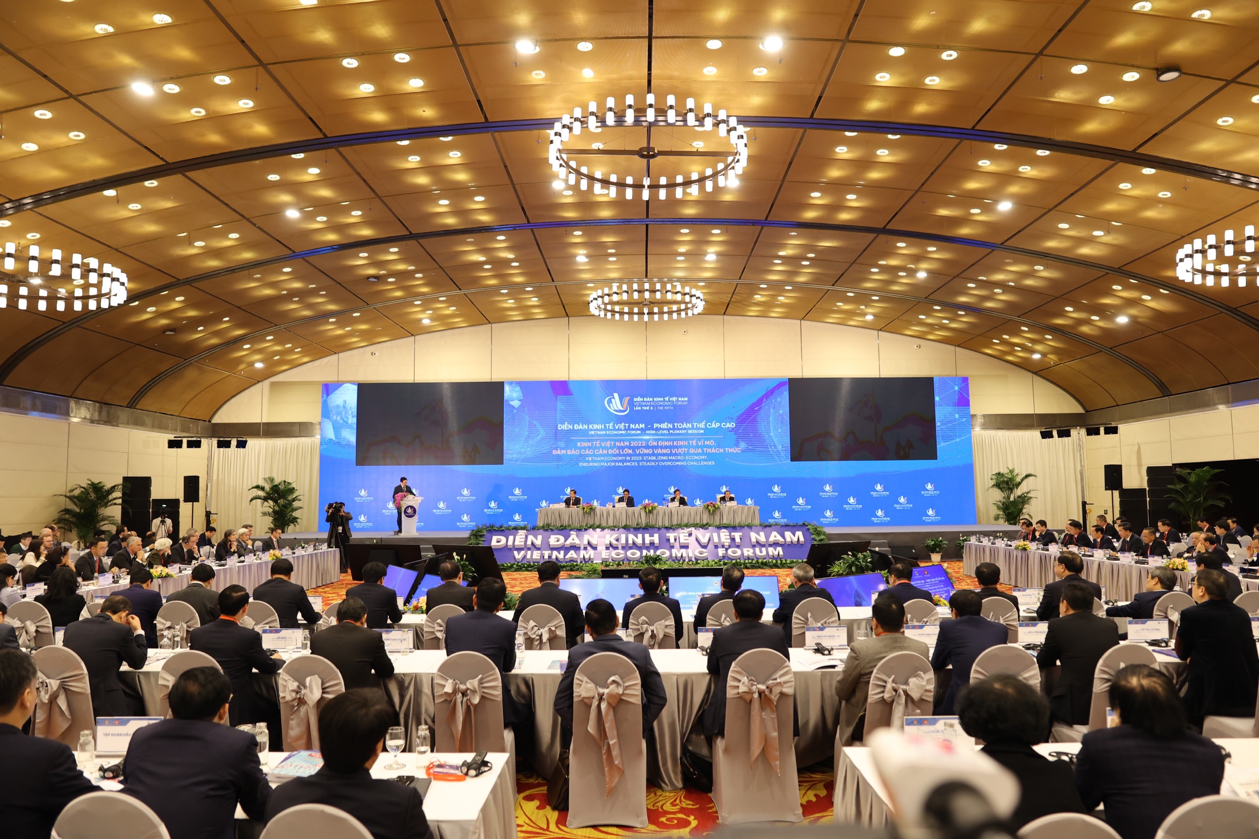 To&agrave;n cảnh diễn đ&agrave;n.