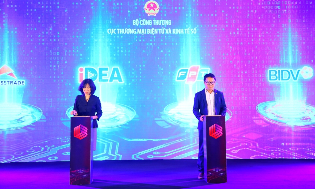 Ông Võ Đặng Phát - Giám đốc Marketing - Truyền thông - Đại diện Tập đoàn FPT ký kết hợp tác với bà Bà Lại Việt Anh - Phó Cục trưởng - Phụ trách - Cục Thương mại điện tử và Kinh tế số.