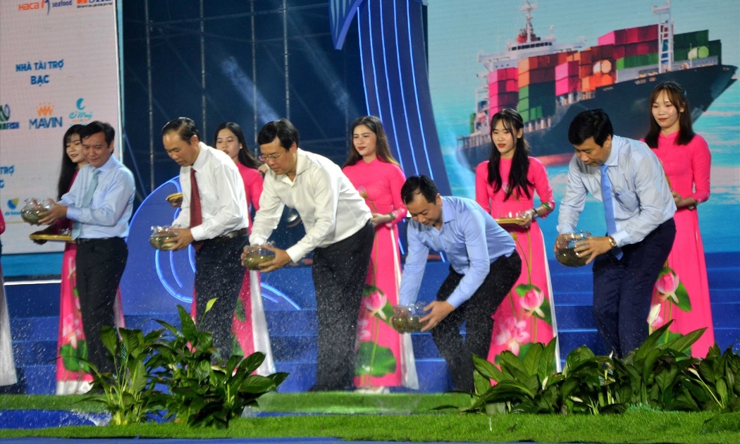 Tri ân cá tra tại Lễ hội cá tra, tối 16/12/2022.