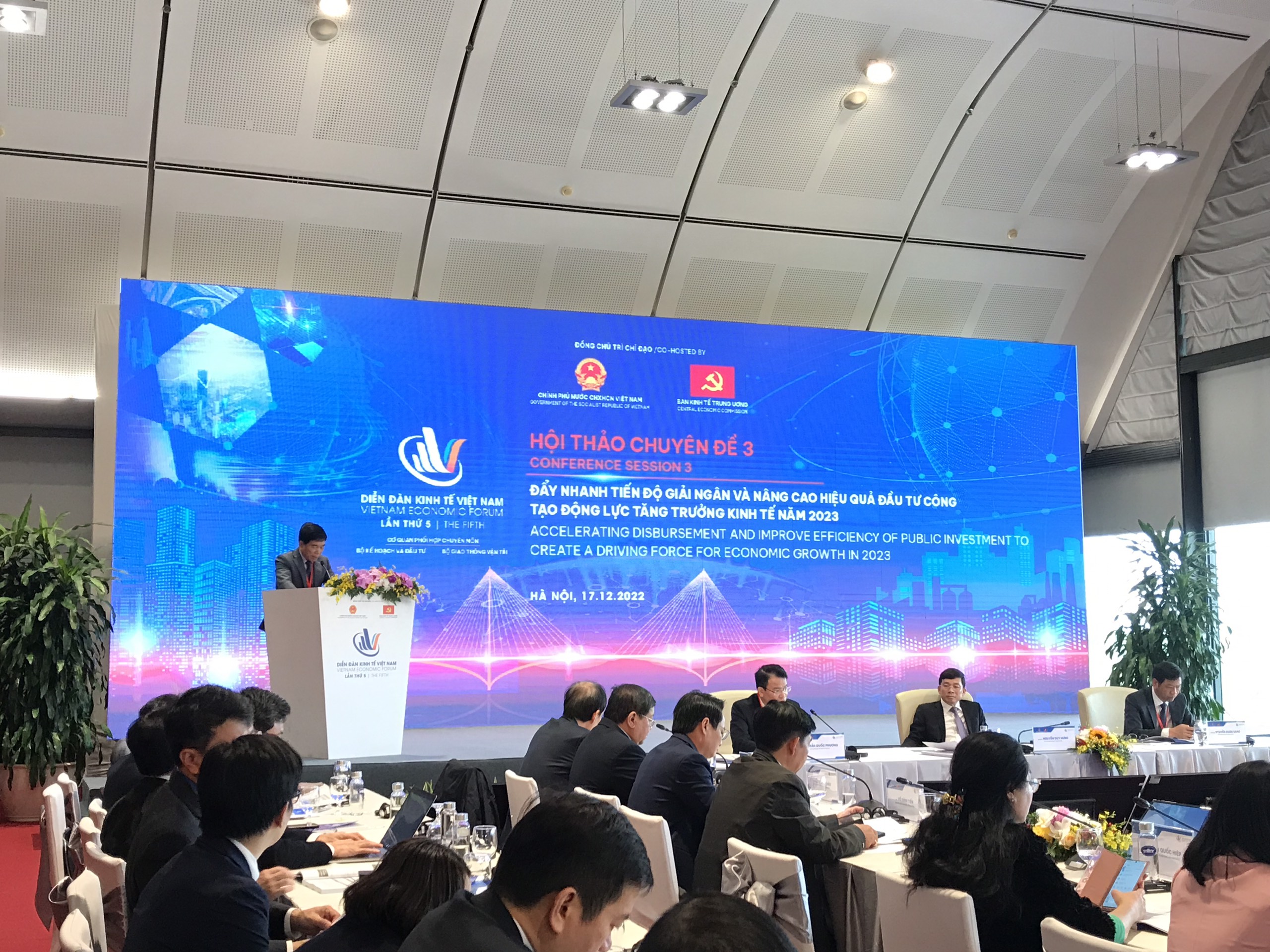 Chủ tịch VACC phát biểu tại Diễn đàn Kinh tế Việt Nam 2023. 