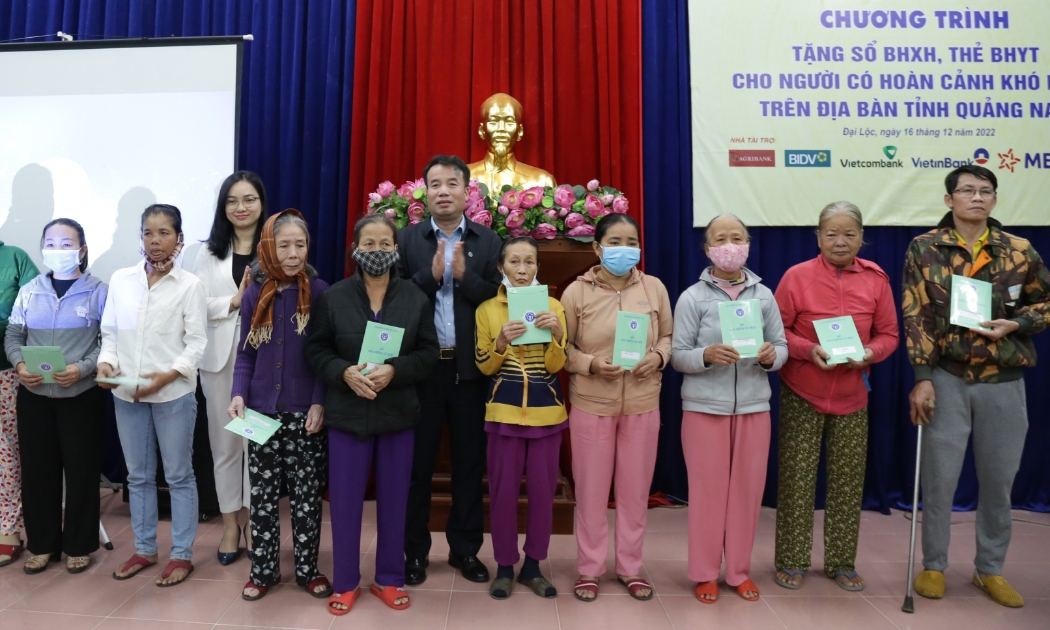 Người dân khó khăn được nhận sổ bảo hiểm xã hội, thẻ bảo hiểm y tế. Ảnh - Bảo hiểm xã hội Việt Nam. 