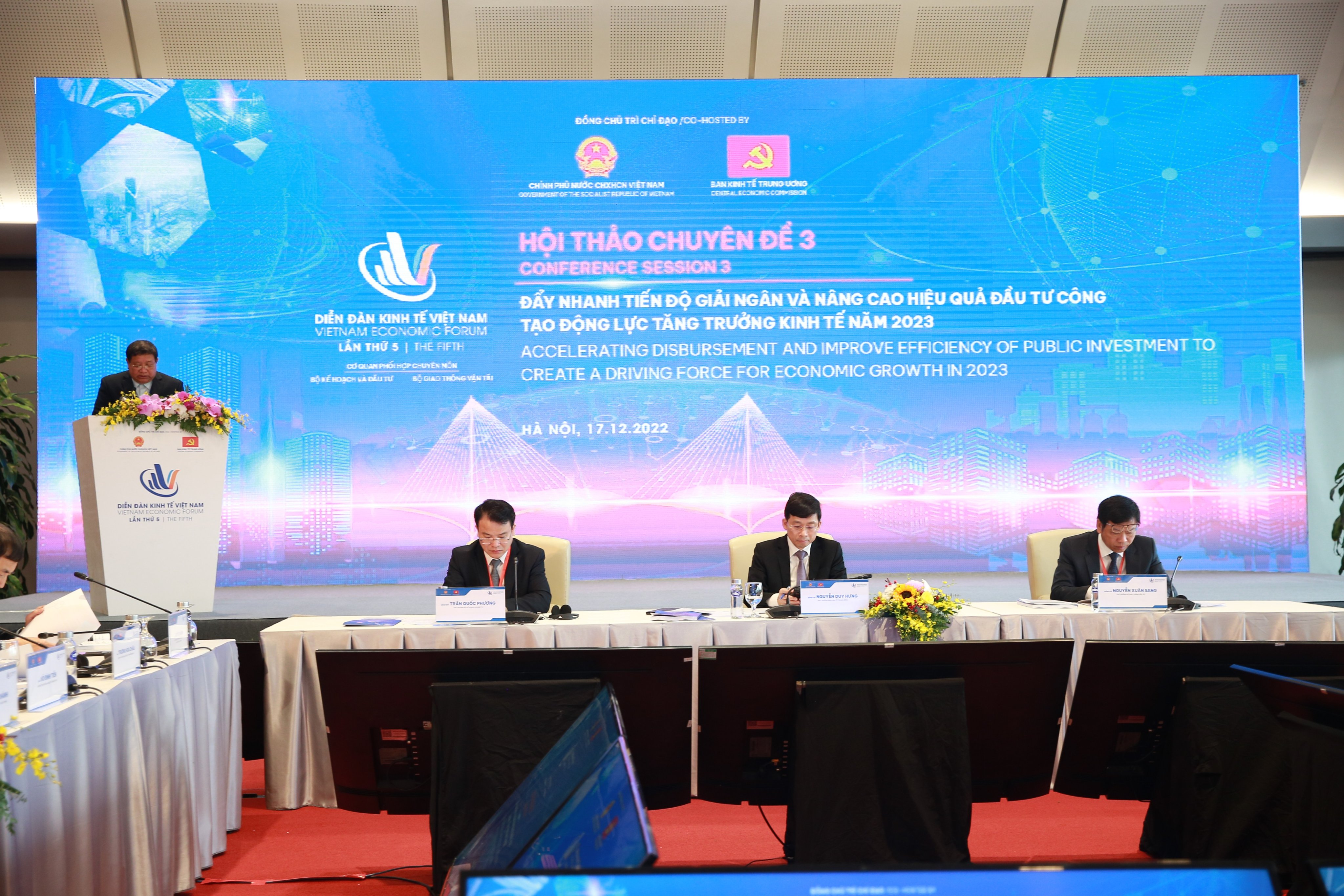 Toàn cảnh hội thảo chuyên đề 3 với chủ đề “Đẩy nhanh tiến độ giải ngân và nâng cao hiệu quả đầu tư công tạo động lực tăng trưởng kinh tế năm 2023”.