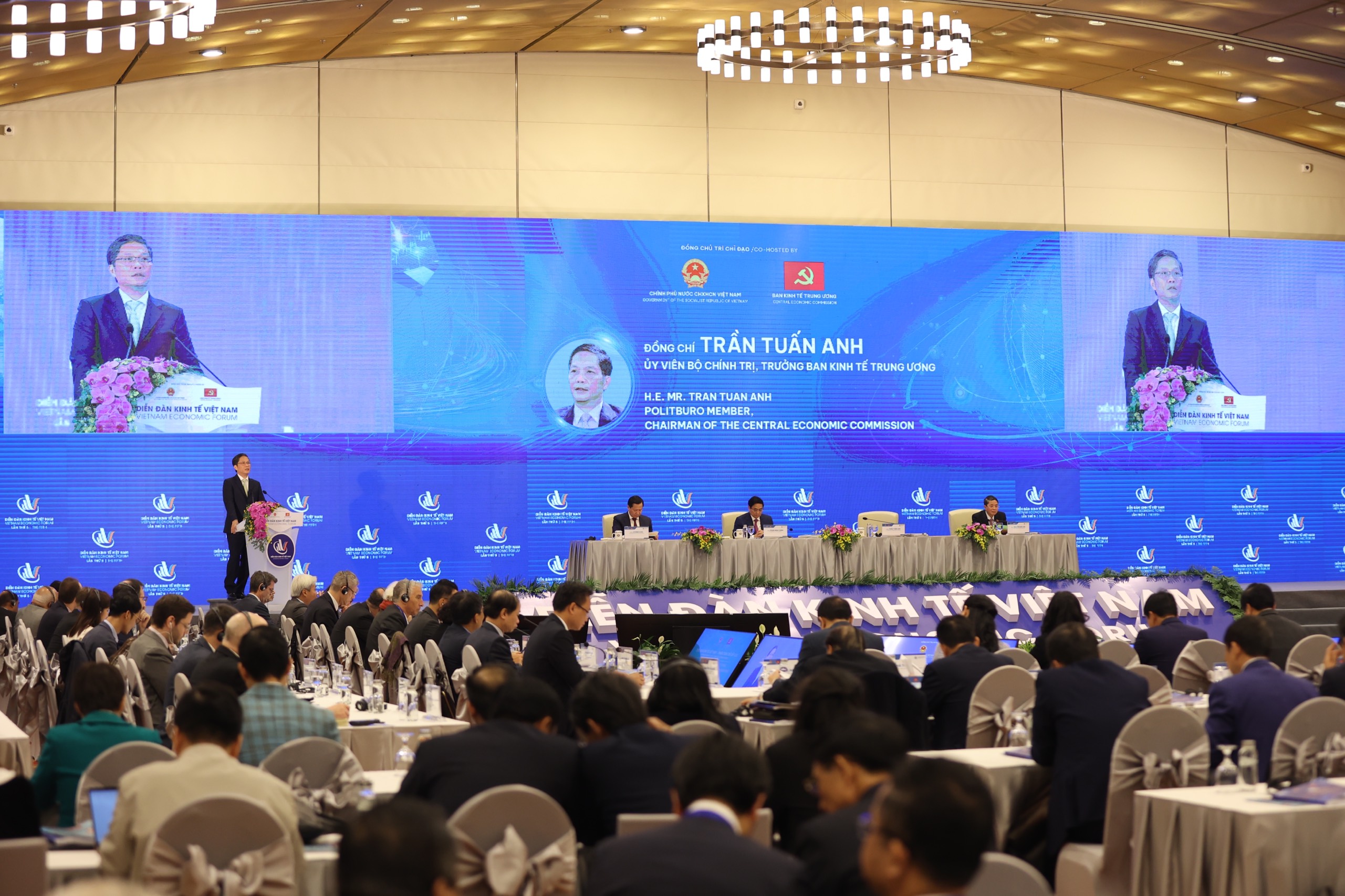 Phát biểu đề dẫn tại phiên toàn thể của Diễn đàn Kinh tế Việt Nam 2023, Trưởng Ban Kinh tế Trung ương Trần Tuấn Anh nhấn mạnh nhờ hàng loạt chính sách hỗ trợ, củng cố năng lực phục hồi cho doanh nghiệp, trong đó có các chính sách miễn giảm thuế, phí... kinh tế 2022 đã phục hồi ấn tượng. Tuy nhiên, với những khó khăn đang phải đối mặt, cần kịp thời có những quyết sách, phương án ứng phó để bảo đảm sự phát triển bền vững, mạnh mẽ hơn.