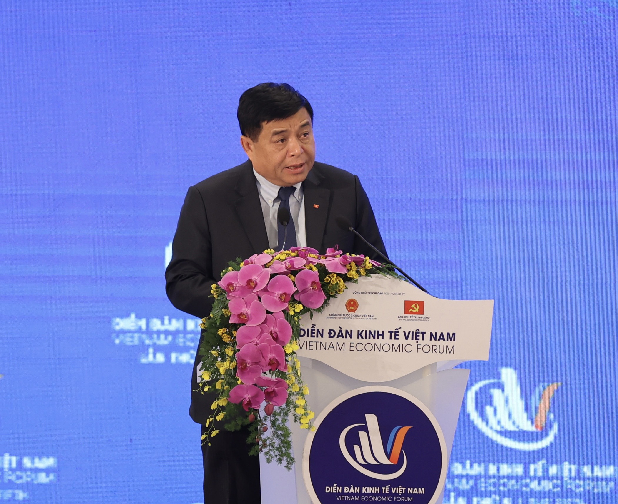 Theo Bộ trưởng Bộ Kế hoạch v&agrave; Đầu tư Nguyễn Ch&iacute; Dũng, như nhiều quốc gia kh&aacute;c tr&ecirc;n thế giới, với độ mở của nền kinh tế lớn khoảng 200% GDP, khi những t&aacute;c động từ b&ecirc;n ngo&agrave;i v&agrave; tồn tại t&iacute;ch tụ l&acirc;u nay của nền kinh tế t&aacute;c động mạnh đến dư địa điều h&agrave;nh ch&iacute;nh s&aacute;ch, thị trường vốn, thị trường bất động sản th&igrave; từ nửa đầu qu&yacute; 4/2022 hoạt động sản xuất kinh doanh, lao động việc l&agrave;m của người d&acirc;n, doanh nghiệp bị ảnh hưởng, t&aacute;c động trực tiếp tới t&igrave;nh h&igrave;nh sản xuất, đầu tư, kinh doanh của c&aacute;c ng&agrave;nh, lĩnh vực; l&atilde;i suất tăng nhanh tạo &aacute;p lực lớn về huy động vốn, tăng chi ph&iacute; sản xuất; động lực th&uacute;c đẩy xuất khẩu tại c&aacute;c thị trường lớn gặp nhiều th&aacute;ch thức khi đơn h&agrave;ng, thị trường xuất khẩu bị thu hẹp do sức cầu suy giảm...