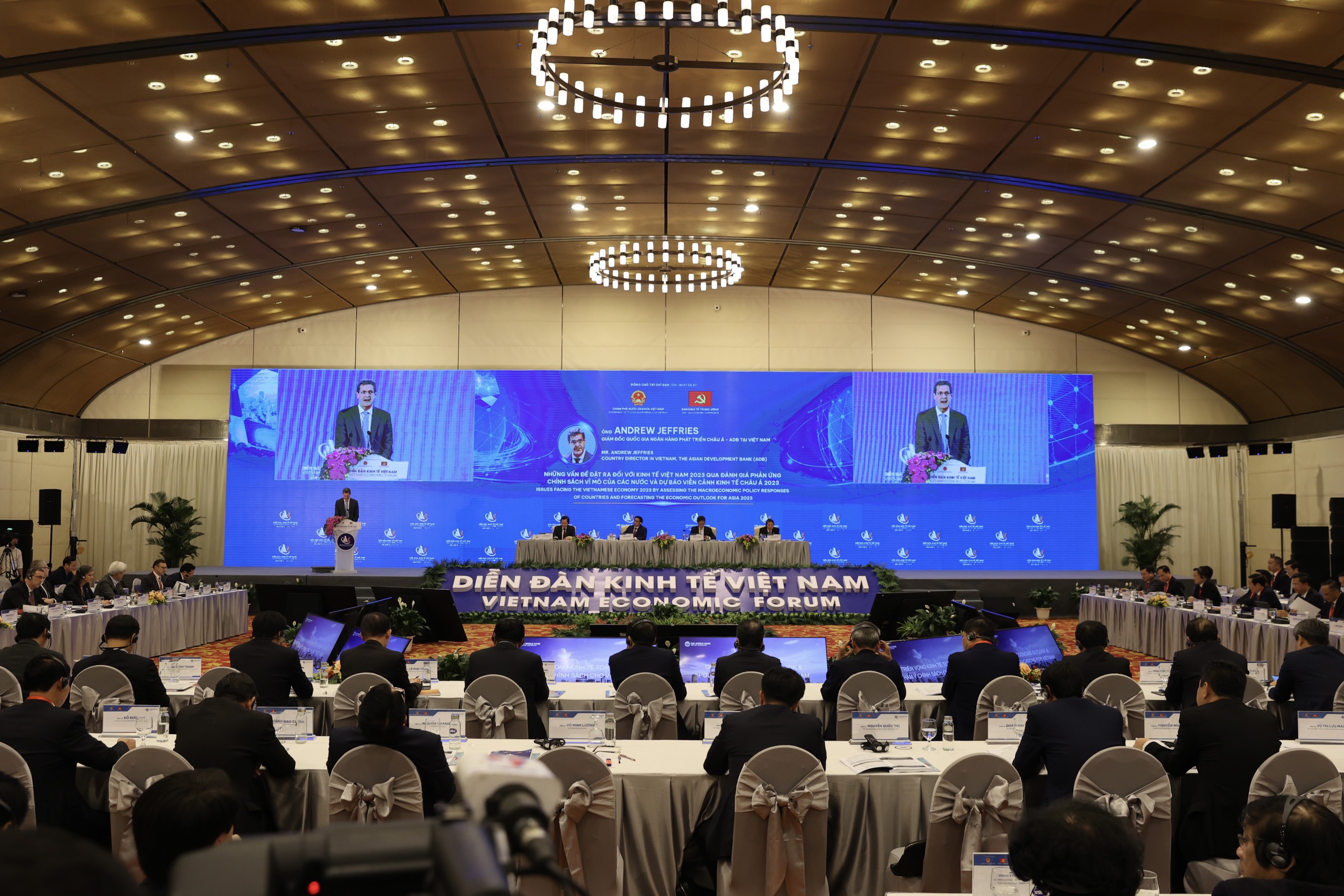 Trong bối cảnh hiện nay, nhiều &yacute; kiến đại biểu cho rằng Việt Nam cần nhanh ch&oacute;ng khắc phục những kh&oacute; khăn, th&aacute;ch thức, giải quyết những điểm nghẽn ph&aacute;t triển của nền kinh tế, tận dụng cơ hội ph&aacute;t triển, huy động tối đa nguồn lực đầu tư to&agrave;n x&atilde; hội, sự tham gia của người d&acirc;n, doanh nghiệp... đạt mục ti&ecirc;u ph&aacute;t triển kinh tế x&atilde; hội năm 2023 v&agrave; 5 năm 2021-2025 m&agrave; Trung ương Đảng, Quốc hội đ&atilde; đề ra.