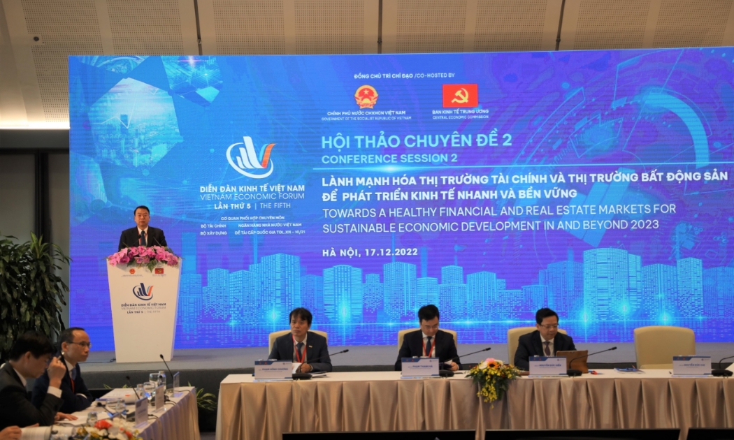 Các diễn giả trình bày tham luận tại diễn đàn. (Ảnh: Việt Tuấn).