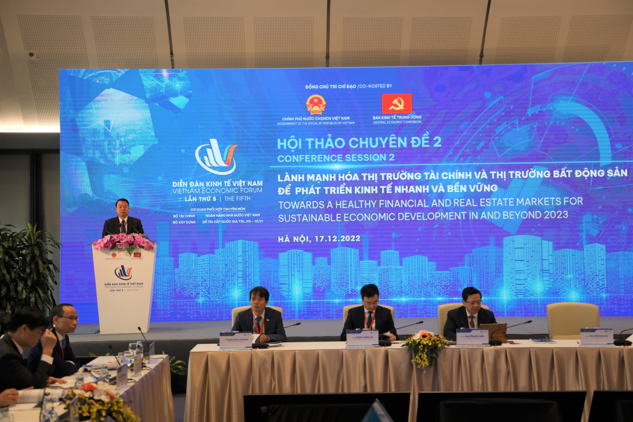 Các diễn giả trình bày tham luận tại diễn đàn. (Ảnh: Việt Tuấn).