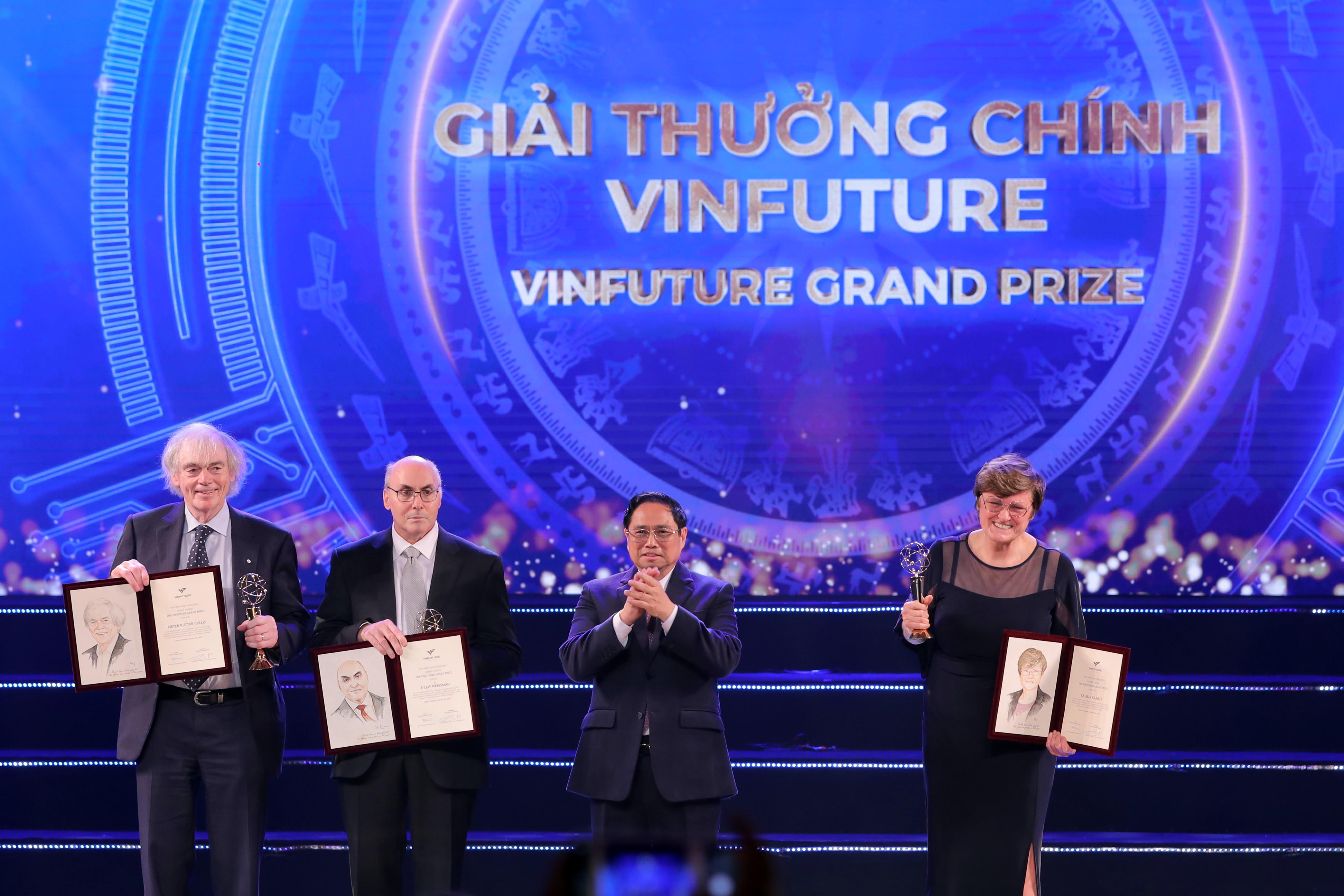Thủ tướng Phạm Minh Chính trao Giải thưởng cao nhất trị giá 3 triệu đô la Mỹ cho 3 nhà khoa học Katalin Kariko, Drew Weissman (Mỹ) và Pieter Cullis (Canada). (Ảnh: PV/Vietnam ) tại Lễ trao giải VinFuture lần thứ nhất diễn ra tối ngày 20/1/2021. 