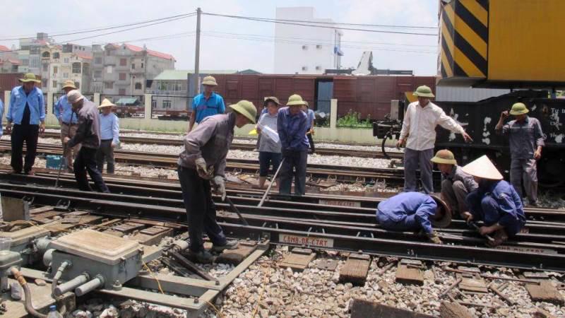 Việc giao vốn bảo trì kết cấu hạ tầng đường sắt gặp vướng mắc nhiều năm, gây chậm trễ trong việc ký hợp đồng đặt hàng.
