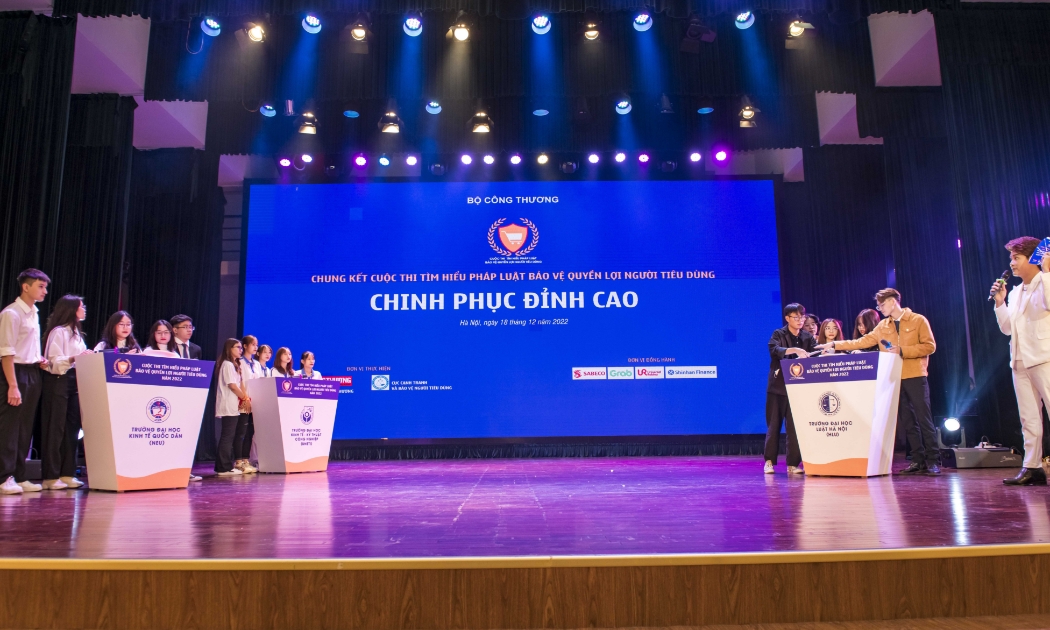 Các đội thi tranh tài trong vòng chung kết cuộc thi “Tìm hiểu Pháp luật Bảo vệ quyền lợi người tiêu dùng năm 2022”.