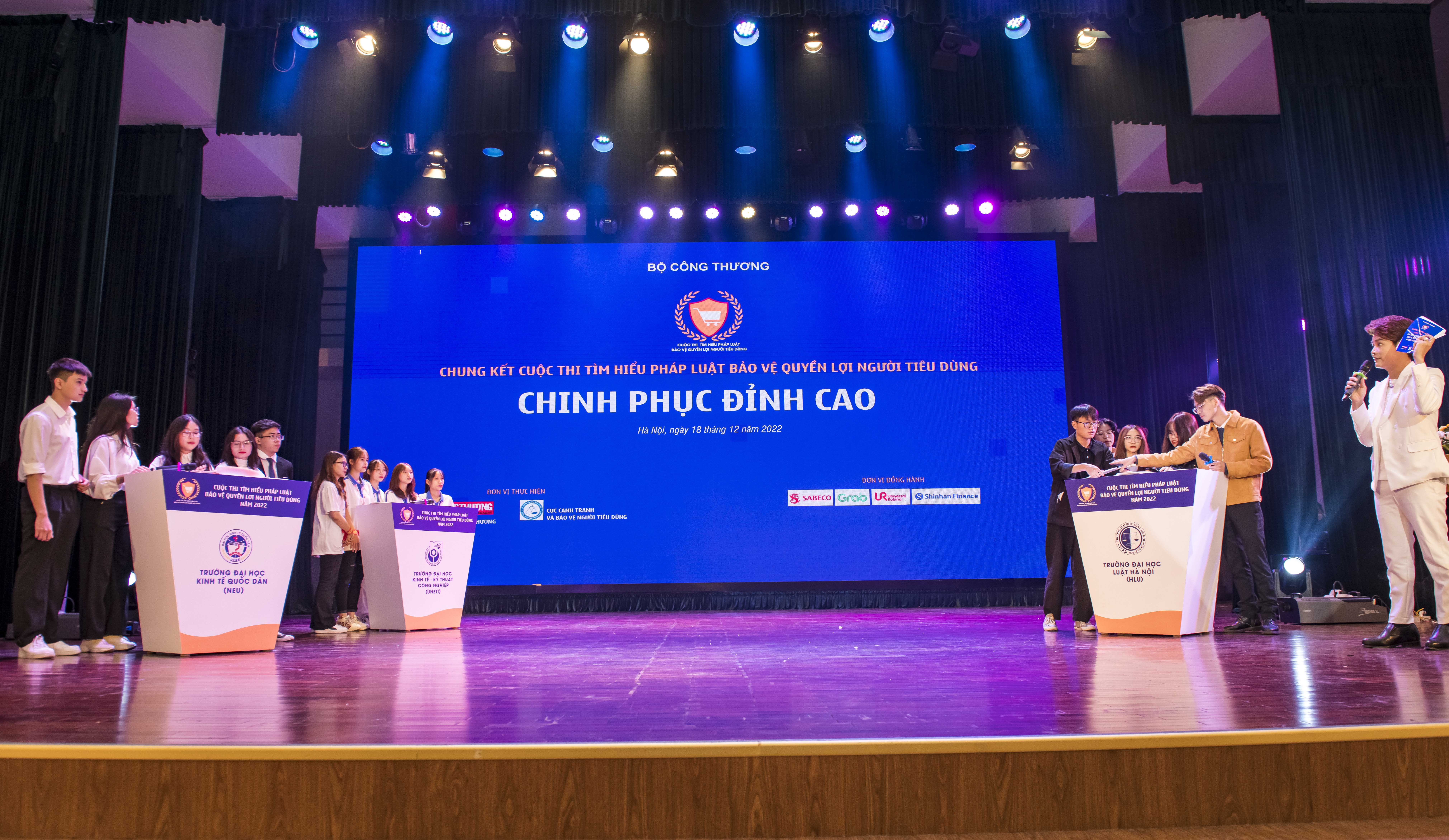 Các đội thi tranh tài trong vòng chung kết cuộc thi “Tìm hiểu Pháp luật Bảo vệ quyền lợi người tiêu dùng năm 2022”.