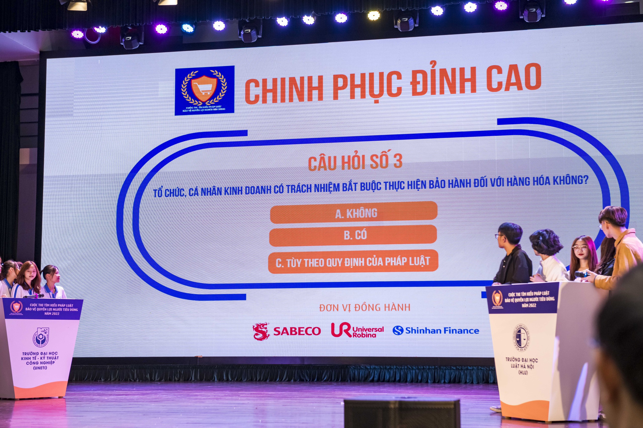 C&aacute;c đội thi chăm ch&uacute; theo d&otilde;i c&aacute;c c&acirc;u hỏi trong c&aacute;c v&ograve;ng thi.